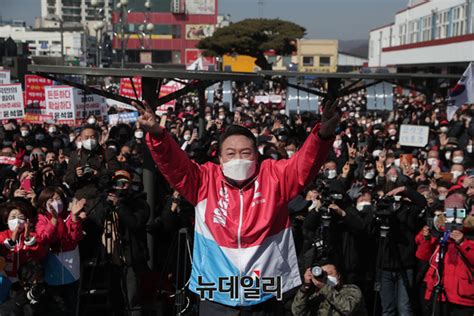 포토 김천역 광장서 지지호소 하는 윤석열 후보 Save Internet 뉴데일리