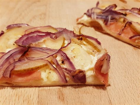 Flammkuchen Mit Zwiebeln Birnen Und Schinken Rezept