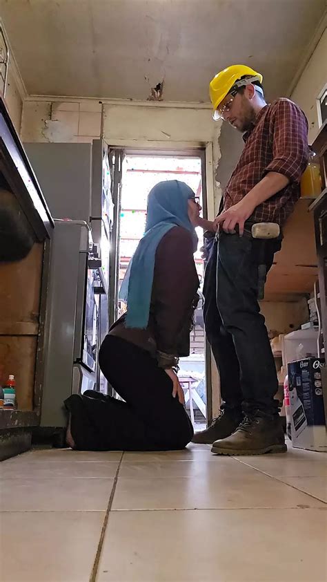 Mia Niqab Paying The Builder Submissive Blowjob Porn Feat MiaNIqab