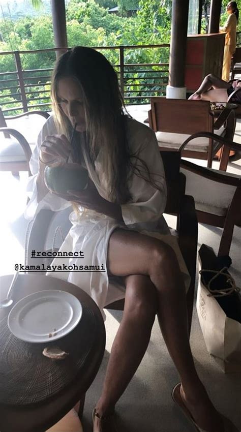 Elle Macpherson Flaunts Age Defying Figure In A Tiny Bikini Daily Mail Online