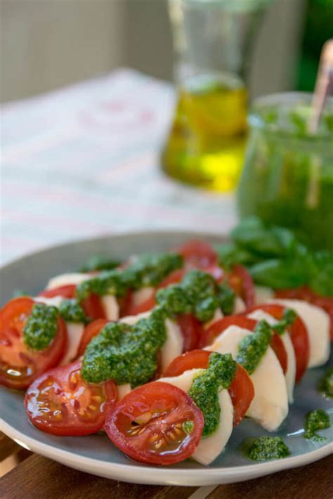 Tomate Mozzarella Salat So Einfach Machst Du Basilikum Pesto Selber