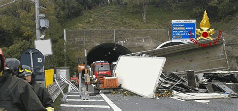 Tir Sbanda E Finisce Contro Una Bisarca Sulla A12 Le Due Vittime