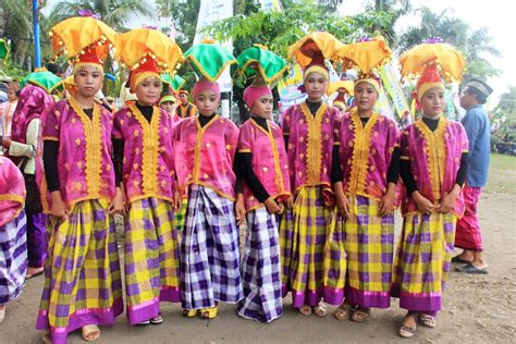 Kain Dan Sarung Kresesek Baju Adat Sumbawa Yang Mirip Baju Bodo Indonesia Kaya