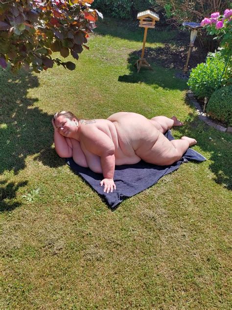 Naked In My Garden Scrolller