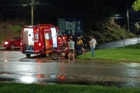 Jaru Motociclista é socorrido pelo Corpo de Bombeiro após colidir