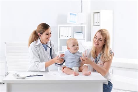 Le Docteur Des Enfants Rendant Visite Au Petit Patient Photo Stock