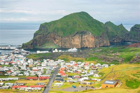 Vista Das Casas E Edifícios Na Ilha Heimaey Do Arquipélago De