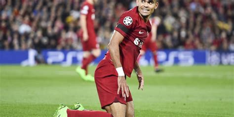 Luis Díaz Presente Con Muletas En Anfield En Partido De Liverpool Vs