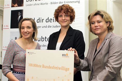 BMFSFJ Kristina Schröder begrüßt 100 000ste Bundesfreiwillige