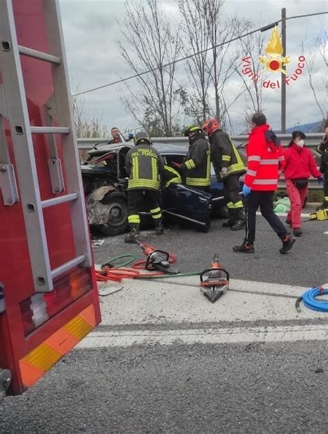 Tragico Incidente Stradale Allo Svincolo Di Lamezia Un Morto E Tre