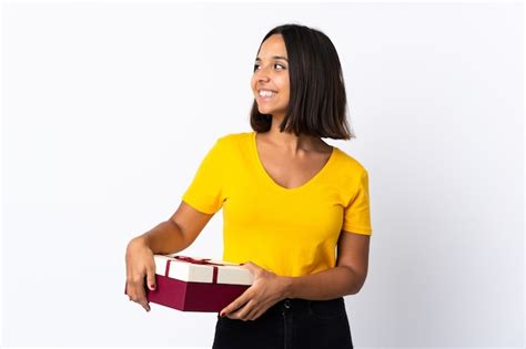 Jovem Latina Segurando Um Presente Foto Premium