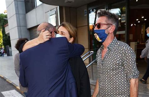 Carlota Corredera Y David Valldeperas Se Funden En Una Abrazo Con Los