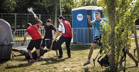 Onrust Bij Poort Ter Apel Ruim Honderd Asielzoekers Op De Vuist Hart