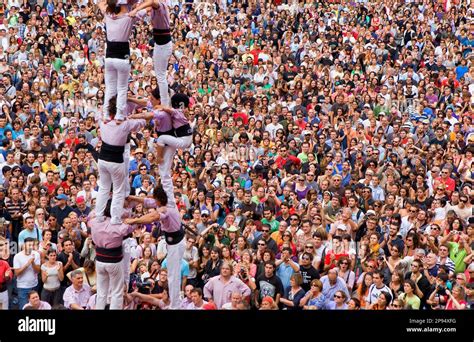 Minyons De Terrassa Torre Humana Del Edificio De Los Castellers Una