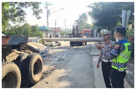 Truk Muatan Beton Melintang Tutupi Badan Jalur Purwakarta Subang Macet