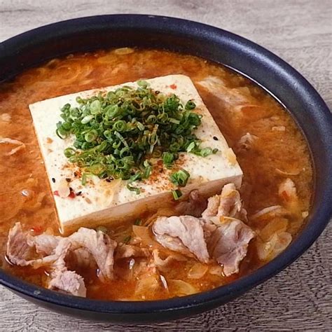 フライパンごと簡単 豆腐と豚肉の旨辛煮込み 作り方・レシピ クラシル レシピ 豆腐 レシピ レシピ 豚肉 豆腐 レシピ