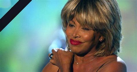 Hartverscheurend Beeld Tina Turner Ondersteund Door Haar Echtgenoot