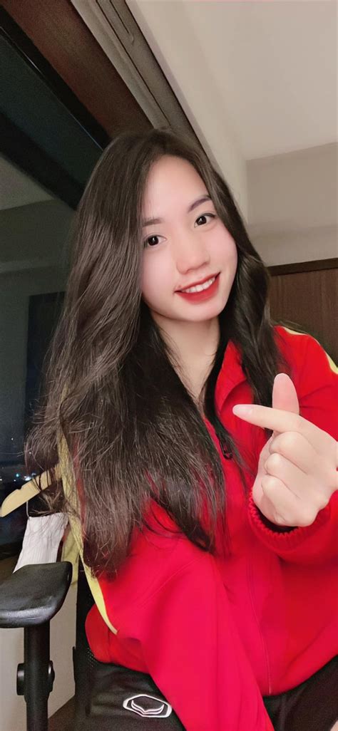 Rụng tim với nhan sắc tuyệt đỉnh của hot girl số 1 bóng đá Việt Nam MOLI Star