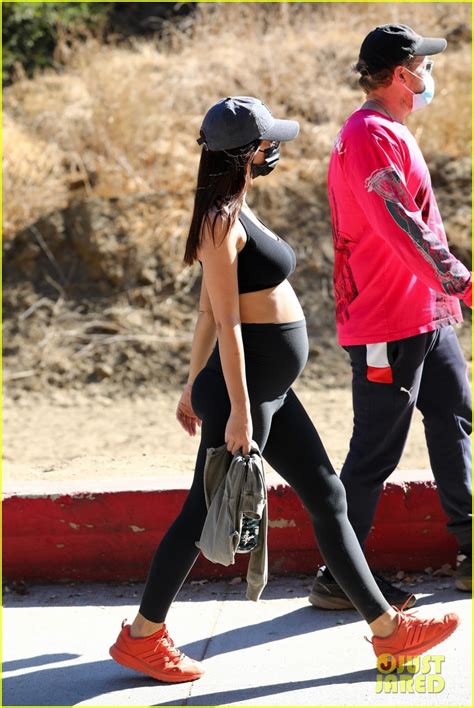 Pregnant Emily Ratajkowski Shows Off Growing Baby Bump in Leggings ...