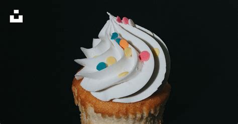 Foto Cupcake Con Glaseado Blanco Encima Imagen Alimento Gratis En