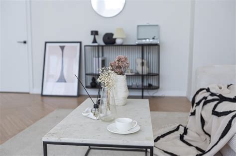 Intérieur super blanc simple propre et élégant avec un mobilier moderne de couleur nude et des