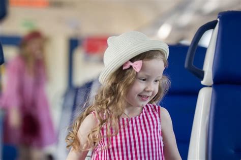 Jolie Petite Fille Blonde S Enfuit De Sa M Re Dans Le Train Photo Premium