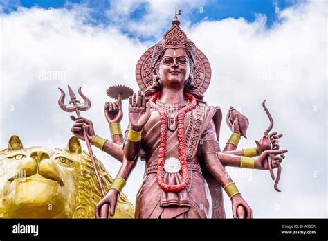 Une Statue Puissante De La D Esse Hindoue Durga Maa Avec Un Lion D Or