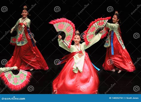 Traditional Korean Fan Dance Editorial Photo - Image of korean ...