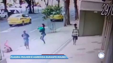 Câmeras de segurança flagram mulher sendo agredida durante roubo