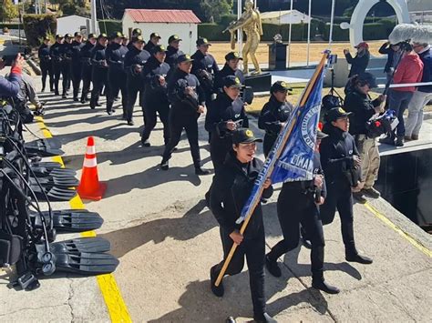 Veintiocho damas militares se gradúan de buceadoras en el Lago Titicaca