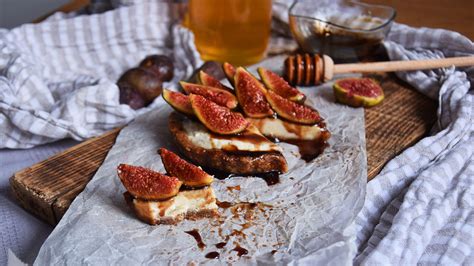 Raw Vegan Vanilla Cheesecake With Figs In Sweet Balsamico Sauce Spice