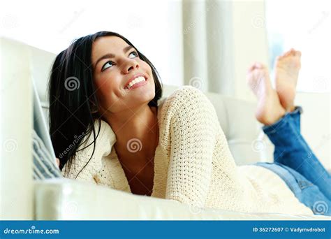 Retrato De Um Encontro Feliz Novo Da Mulher Imagem De Stock Imagem De