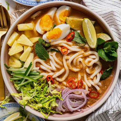 Quick Malaysian Red Curry Laksa (20 Minutes) - El Mundo Eats