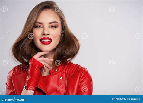 Retrato De Una Joven Sonriente Con Maquillaje Brillante Bella Morena