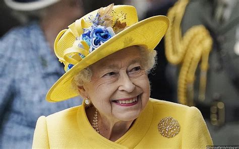 Royal Guard Collapses In Front Of Queen Elizabeth S Coffin