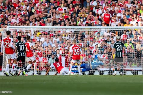 Marcus Rashford Of Manchester United Curls The Ball Past Aaron News