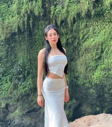 Hot girl diện đồ mỏng manh khoe dáng gợi cảm bên thác nước