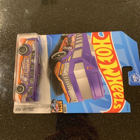 Hot Wheels HW Metro HOT WHEELS HIGH Track Team Bus NIP