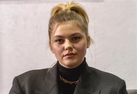 Louane annonce la sortie de la réédition de son album Joie de vivre