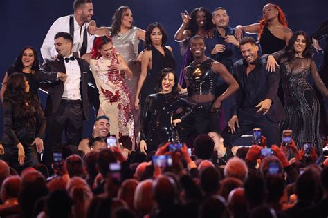 El Cruce Hot Entre Rosal A Y Rauw Alejandro En La Ceremonia De Los Latin Grammy Infobae