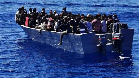 Migranti Un Altro Barcone Con Persone Soccorso Dalla Guardia