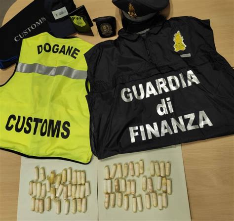 Fermato E Arrestato All Aeroporto Di Firenze Aveva 65 Ovuli Di Cocaina