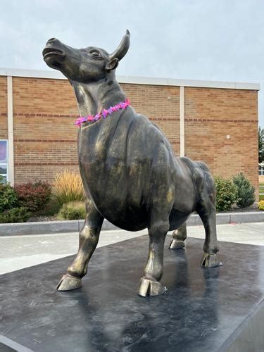 Moses Lake High School unveils new mascot statue | Columbia Basin | yoursourceone.com