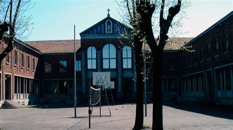 Monza scuola nega iscrizione a ragazzo perché gay ma l istituto smentisce