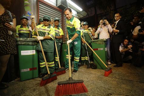 Vestido de gari Doria promete varrer São Paulo semanalmente VEJA