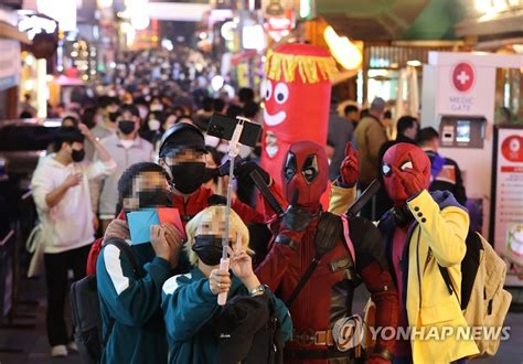 코로나 벌써 끝났나…이태원 핼러윈 맞이로 들썩 연합뉴스