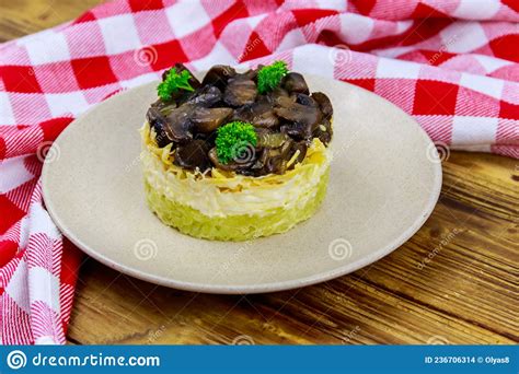 Salada Saborosa Em Camadas Cogumelos Torrados Ovos De Batata Queijo