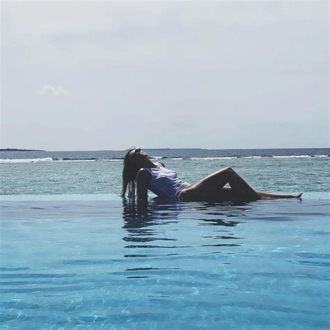 Агата Муцениеце в мокрой майке на голое тело — фото | STARHIT