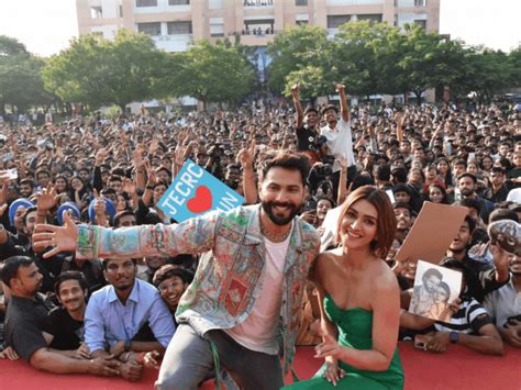 Bhediya Movie Promotion; Varun Dhawan Kriti Sanon Reached Jaipur ...