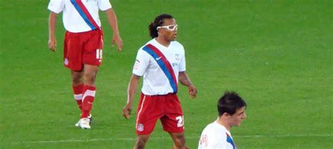 Why did Edgar Davids wear glasses? – Behind the Football